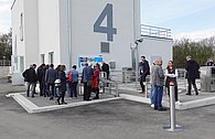 The visitors showed great interest in the state-of-the-art technology, as here the pre-filtration with the new HUBER Pile Cloth Media Filter RotaFilt®