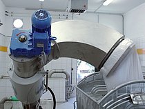 Individually adapted installation with lateral screenings discharge directly into a container