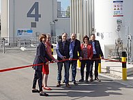 Plant manager Jörg Stanzel (3rd from left), together with Minister Heike Hofmann (left) and other guests of honour, officially commissioned the quaternary treatment stage