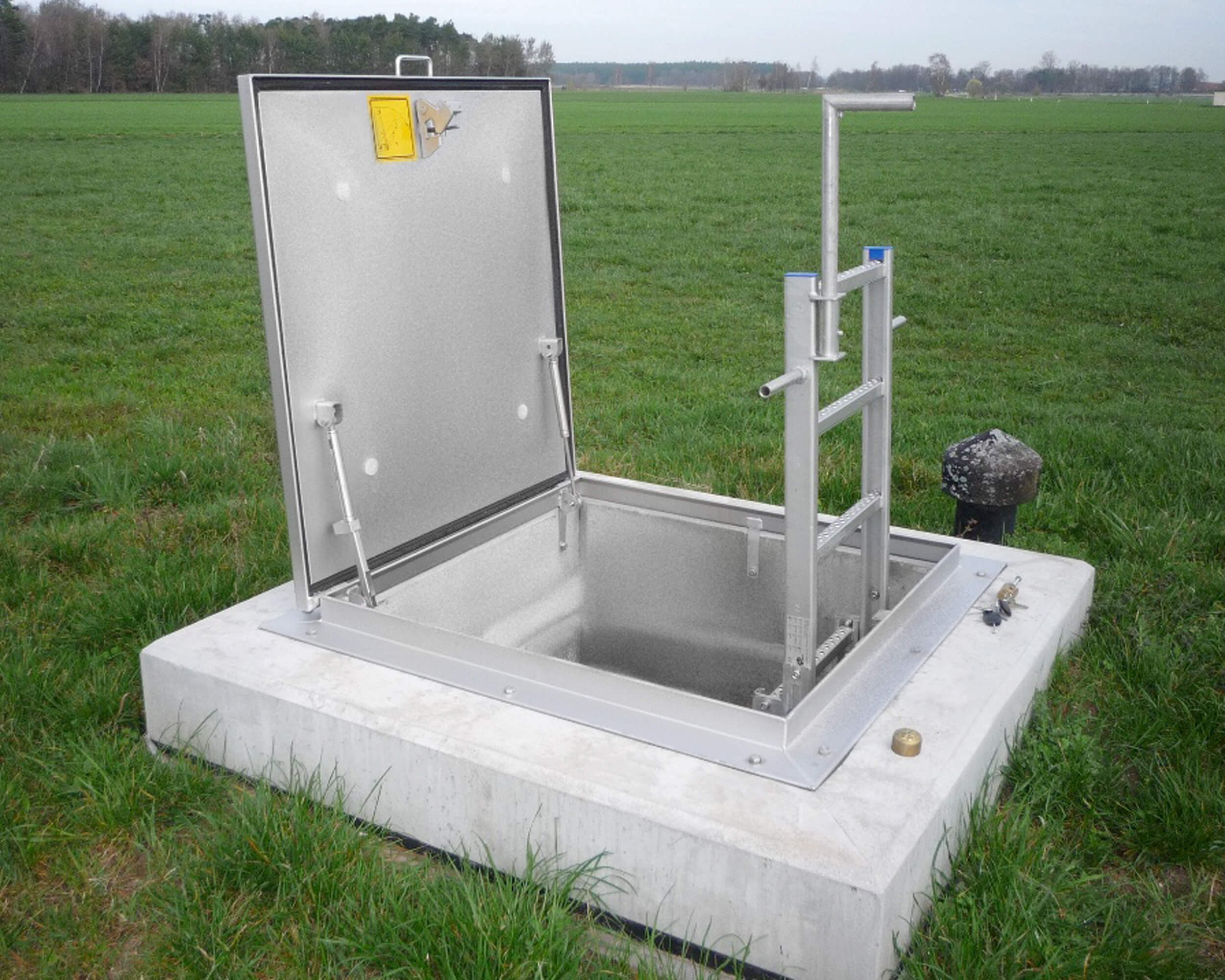 Safe Access Solutions - Equipment in stainless steel HUBER manhole cover SD1.P with entrance aid EH KV, folded out