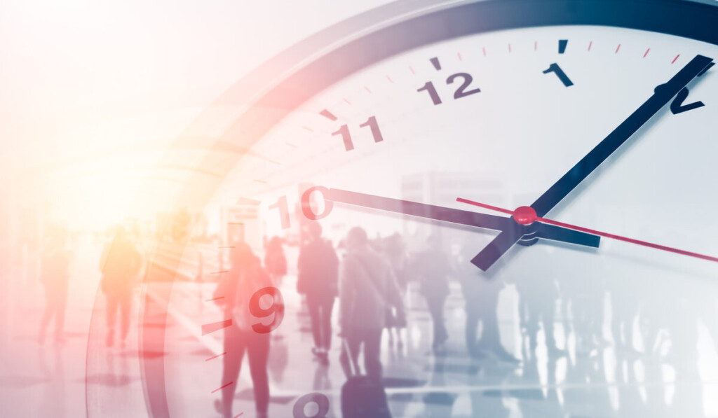 【英语短语】in time / on time 有什么不同？十个关于 time 的短语