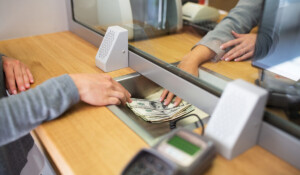 【用英语怎么说】我转账给你、我去领点钱：超实用的银行相关英语大揭秘！