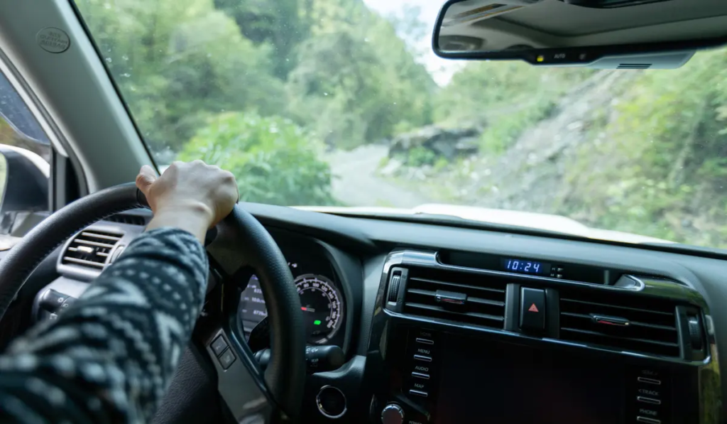 【用英语怎么说】接送、顺路载人、系上安全带等驾驶英语这样说