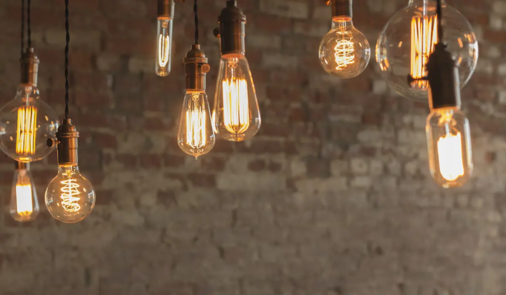 【主题单词】light 除了光还有其他意思！教你用 light 短语表达秒睡、真相大白