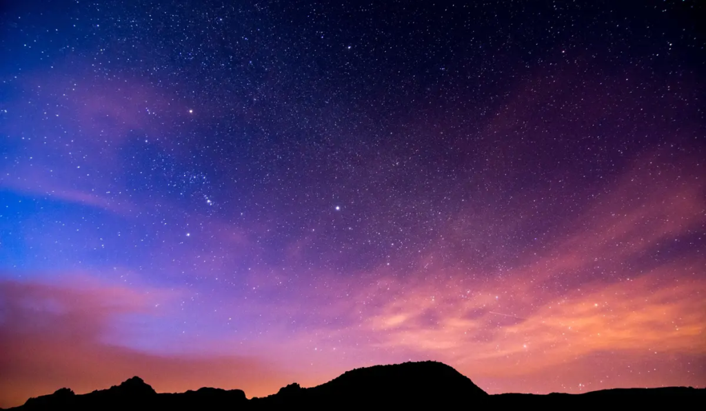 【英语短语】越夜越美丽！ 12 个和 night 有关的英语短语